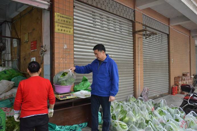 说明: 校领导带头认购