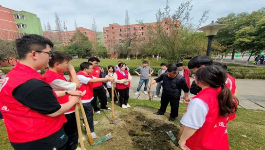 说明: 小孩们站在草地上 描述已自动生成